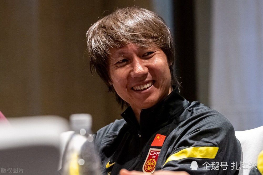 那女人正双手捂着乳房，张口结舌地站在那里，她望着我的眼光好像埃迪·坎特(EddieCantor):她完全惊呆了。